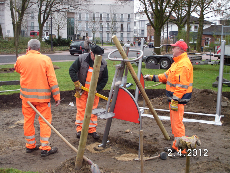 Mitarbeiter des Bauhofes bauen eines der sechs Ger&auml;te auf.  Foto: privat
